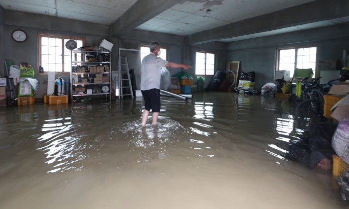 ▲장마전선 영향권에 들어선 6일 경남 창원시 의창구 북면 신촌리 침수한 주택에서 집주인 황주석(69)씨가 물이 가득 찬 창고를 둘러보고 있다. (연합뉴스)