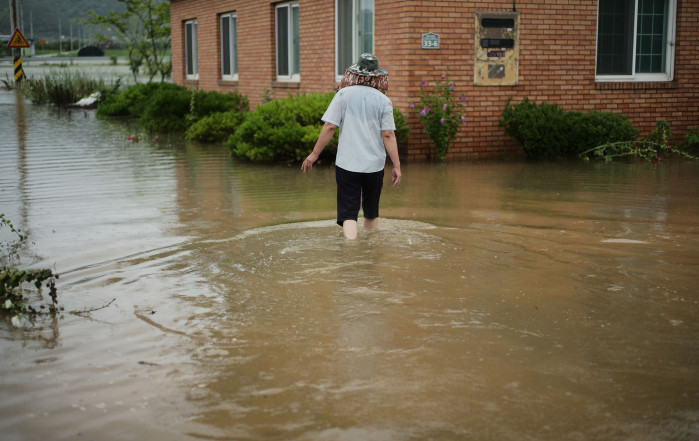 ▲ 장마전선 영향권에 들어선 6일 경남 창원시 의창구 북면 신촌리 침수한 주택에서 집주인 황주석(69)씨가 이동하고 있다. (연합뉴스)