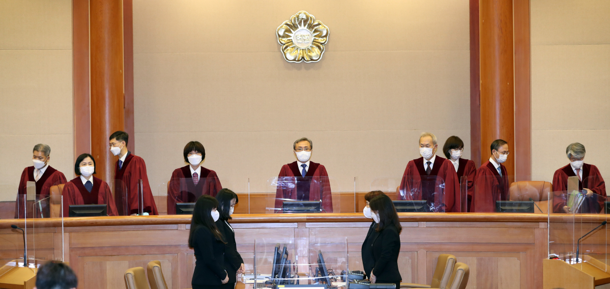 ▲임성근 전 부산고법 부장판사 탄핵심판사건 2차 변론기일인 6일 오후 유남석 헌법재판소장과 재판관들이 서울 종로구 헌법재판소 재판정으로 입장하고 있다.  (뉴시스)