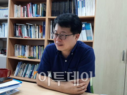 ▲시험 공정성에 의문을 제기한 책 ‘시험인간’의 저자 장근영 씨가 질문에 답변하고 있다. 세종=이민재 기자2mj@