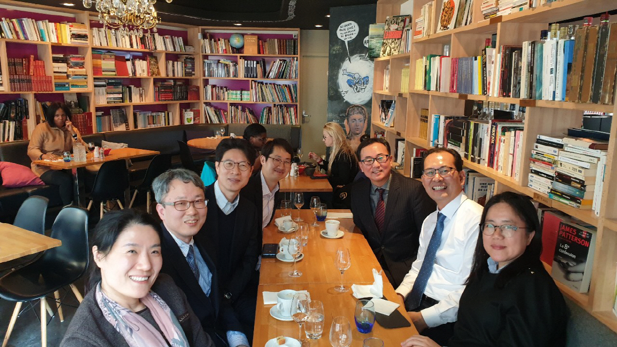 ▲양현수(왼쪽 첫번째) 서기관과 주경제협력개발기구(OECD) 대한민국대표부 직원들.
