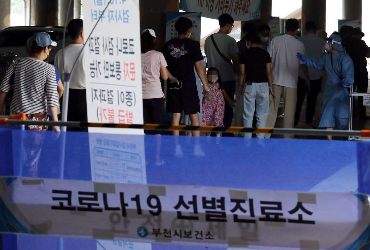 ▲6일 부천종합운동장 선별진료소에서 시민들이 검사를 기다리고 있다. (연합뉴스)