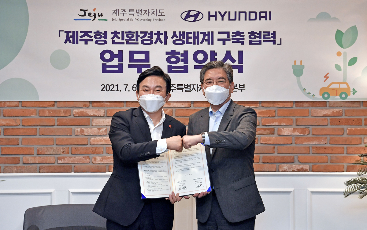 ▲현대차와 제주특별자치도는 6일 '친환경 생태계 구축을 위한 상호 협력 MOU'를 체결했다. (왼쪽부터) 원희룡 제주도지사, 장재훈 현대차 사장. (사진제공=현대차)