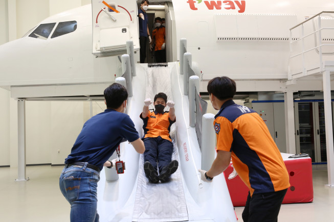 ▲티웨이항공은 강북소방서 구조대 소방관들을 김포공항 화물청사에 위치한 티웨이항공 항공훈련센터로 초청해 6일과 7일 양일에 걸쳐 항공 안전 교육을 실시했다고 밝혔다. (사진제공=티웨이항공)