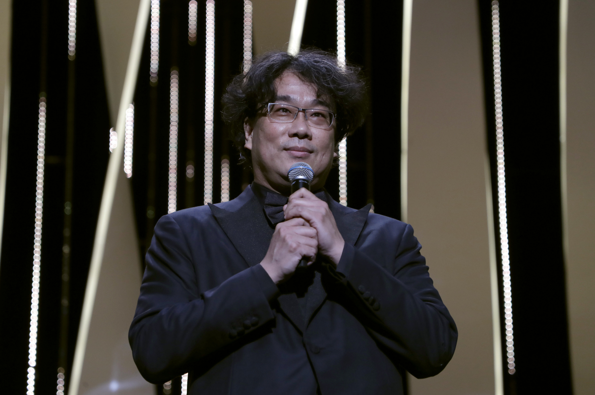 ▲봉준호 감독이 6일(현지시간) 열린 제74회 칸 국제영화제(칸 영화제) 개막식에 등장해 개막을 선언했다. (AP/뉴시스)