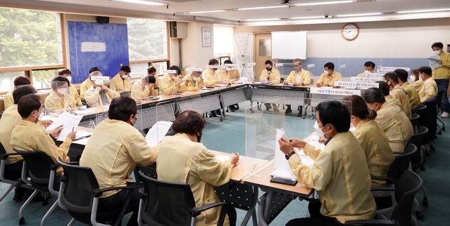 ▲조희연 서울시교육감이 7일 오전 서울 종로구 서울시교육청에서 코로나19 확진자 급증에 따른 긴급 대책회의를 하고 있다.  (서울시교육청)