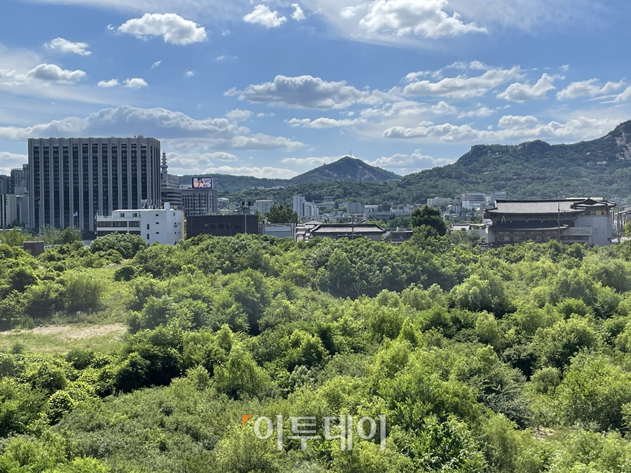 ▲서울공예박물관 옥상에서 내려다 본 송현동 부지. (김소희 기자 ksh@)