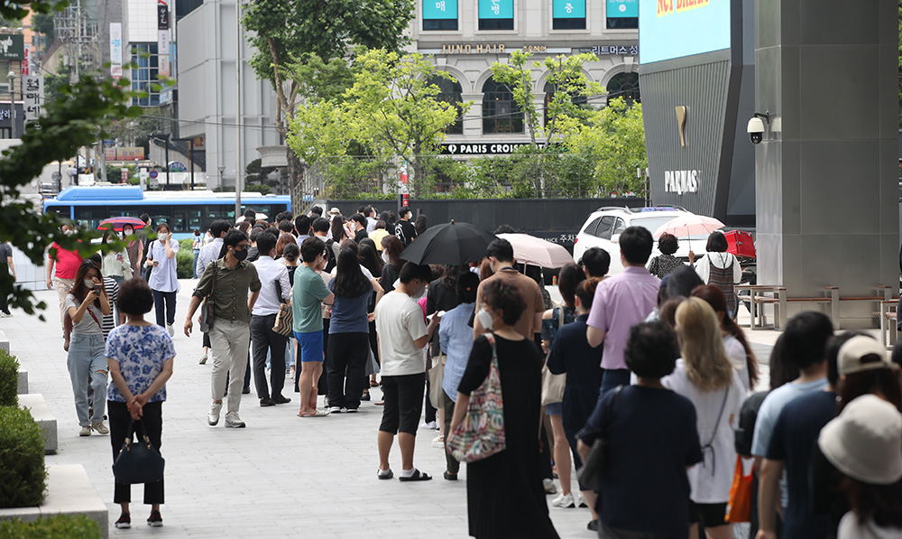 ▲코로나19 신규확진자가 1212명 발생한 7일 오전 서울 강남구 삼성역6번출구 임시선별검사소에서 검사를 받기 위해 인근까지 길게 줄서 기다리고 있다. (뉴시스)
