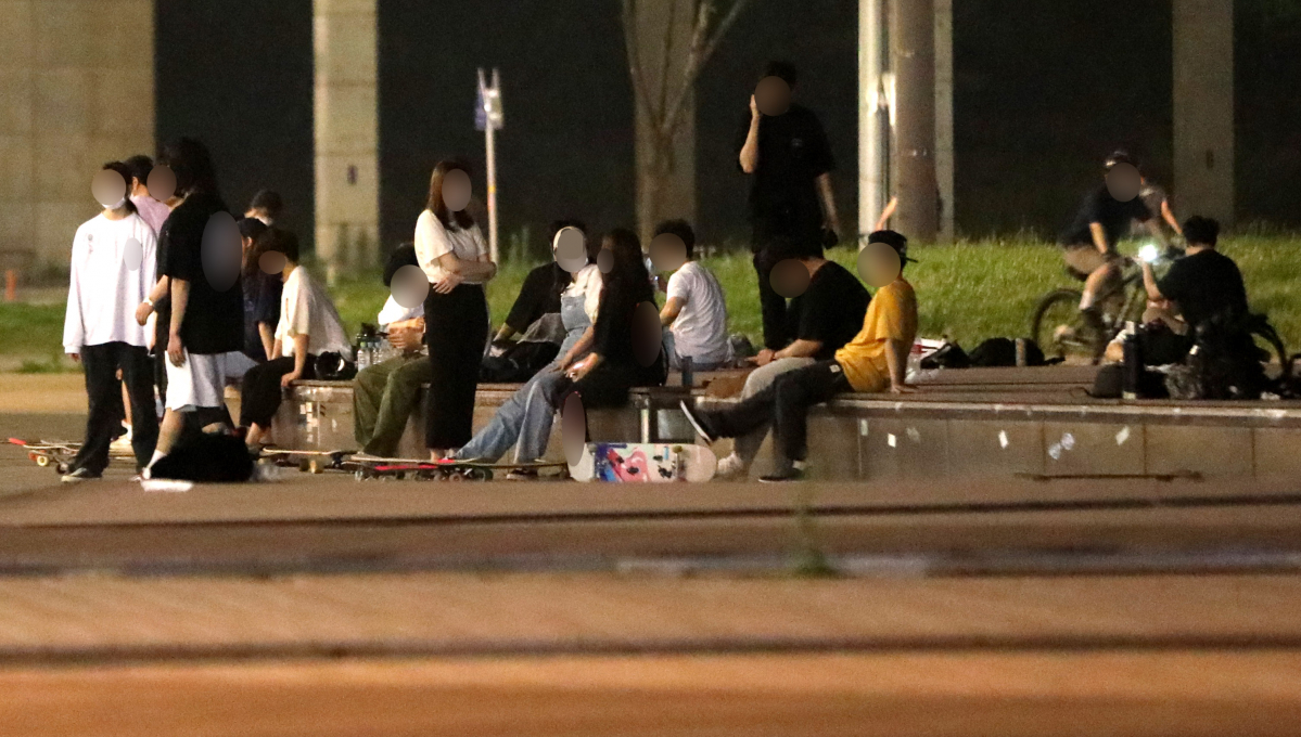 ▲코로나19 확진자가 6개월만에 1000명(오후6시 기준)을 넘어선 6일 오후 서울 서초구 반포한강공원에는 시민들로 붐비고 있다.  (뉴시스)