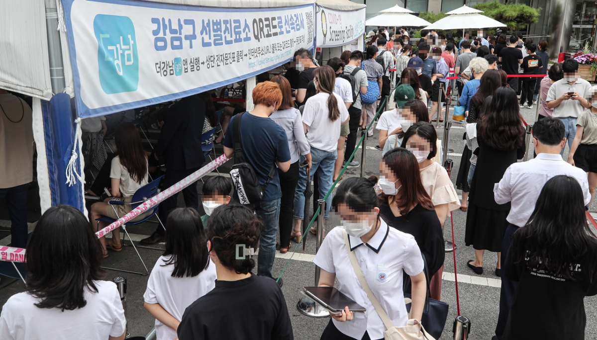 ▲7일 오후 서울 강남구 강남구보건소에 설치된 선별검사소를 찾은 시민들이 검사를 받기 위해 긴 줄을 서 있다. (연합뉴스)