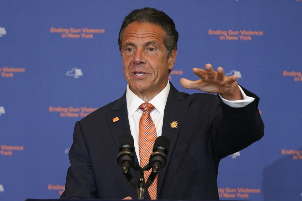 ▲앤드루 쿠오모 뉴욕주지사가 6일(현지시간) 뉴욕에서 연설하고 있다. 뉴욕/AP연합뉴스