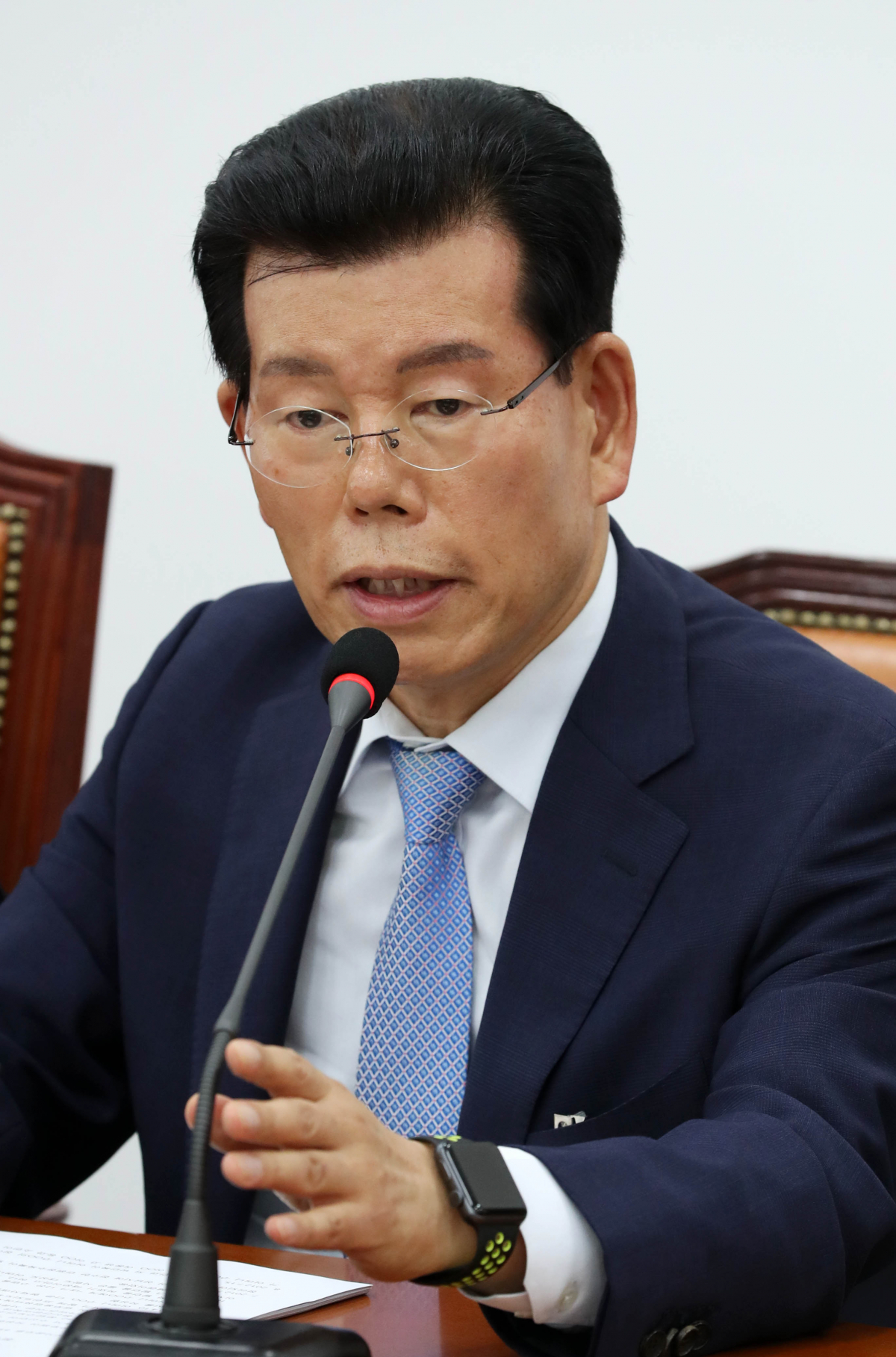 ▲장영하 변호사가 2018년 8월 5일 바른미래당 전 성남시장 후보 시절 서울 여의도 국회에서 이재명 경기도지사가 형인 故(고) 이재선 씨를 정신병원에 강제입원시키려고 한 증거에 대해 추가 입장을 밝히고 있다. (뉴시스)