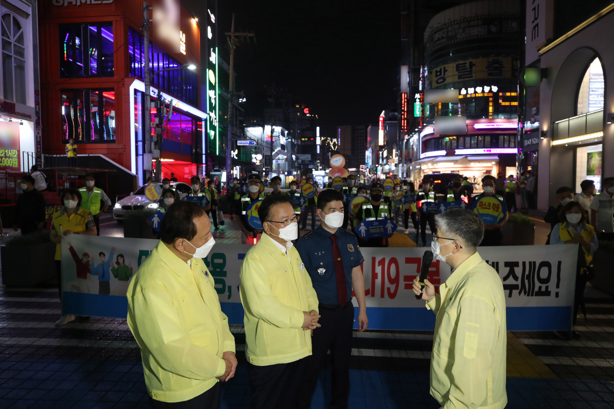 ▲김부겸 국무총리가 7일 오후 코로나19 방역현장 점검을 위해 서울 마포구 홍대를 찾아 마포구 보건소장에게 현황 브리핑을 받고 있다. (공동취재사진단)