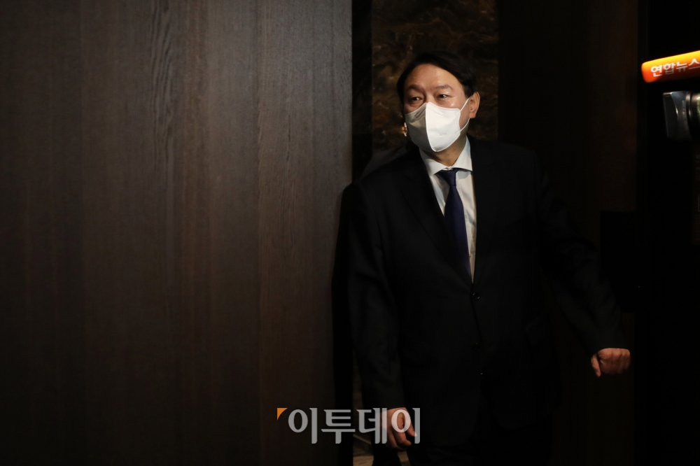 ▲윤석열 전 검찰총장이 7일 서울 종로구 한 중식당에서 안철수 국민의당 대표와의 오찬 회동을 위해 들어서고 있다. (국회사진취재단)