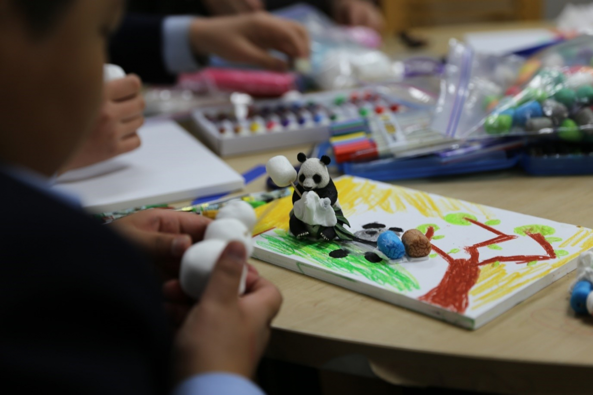 ▲한 학생이 GS칼텍스 '마음톡톡' 교실힐링 프로그램에 참여하고 있다.  (사진제공=GS칼텍스)