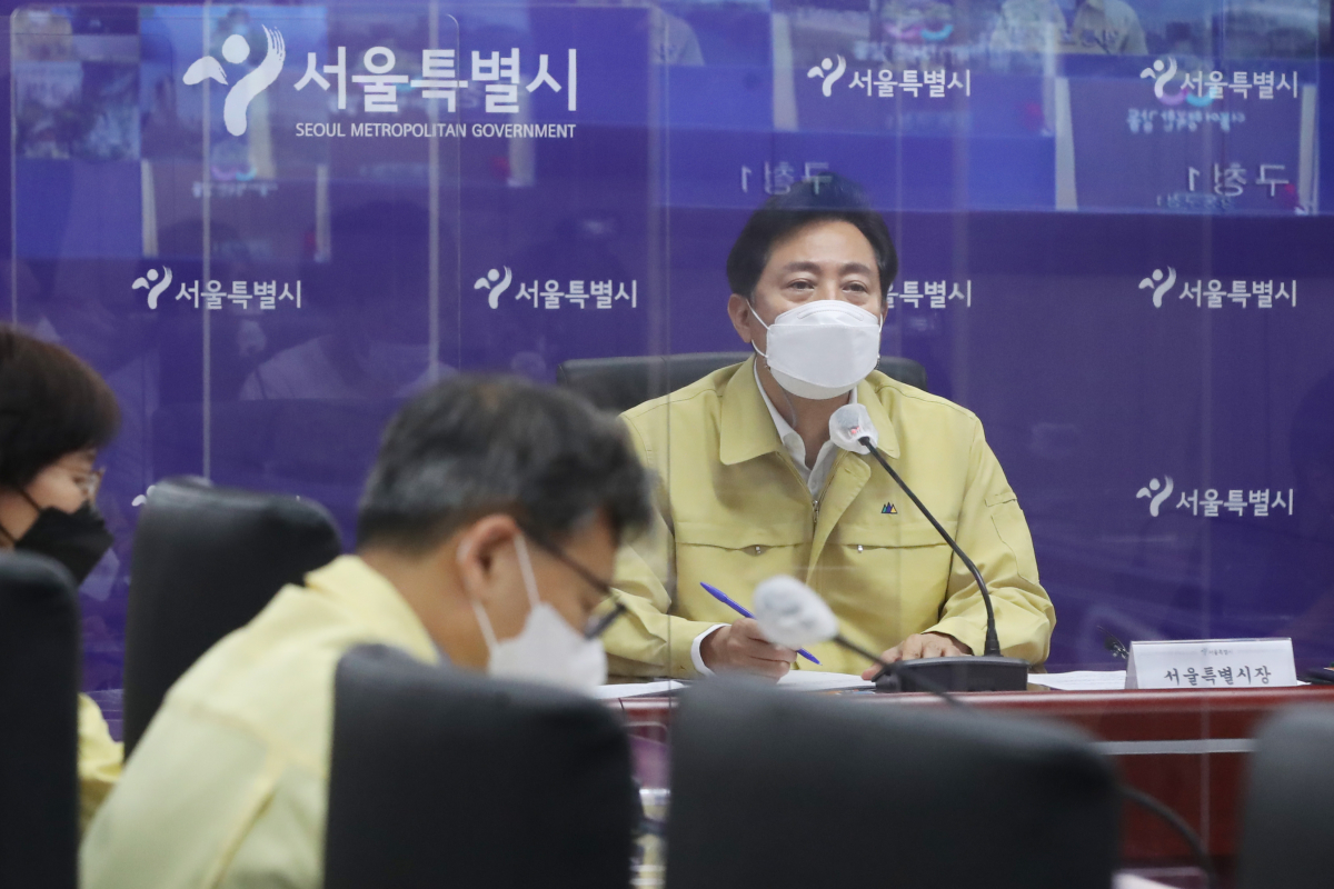 ▲오세훈 서울시장이 코로나19 확진자가 폭증하고 있는 8일 오전 서울시청 충무기밀실에서 시-자치구 긴급 현안회의를 열고 모두발언 하고 있는 모습이 겹겹의 비말 방지 칸막이 너머로 보이고 있다.