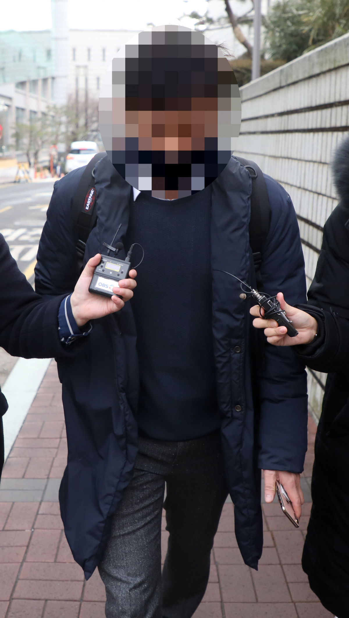 ▲정경심 동양대 교수의 PC를 은닉한 자산관리인이자 증권사 직원인 김경록 씨가 2월 5일 오후 서울 서초구 서울중앙지법에서 열린 항소심 선고 공판에서 징역8개월과 집행유예 2년을 선고받은 후 법원을 나서고 있다. (뉴시스)