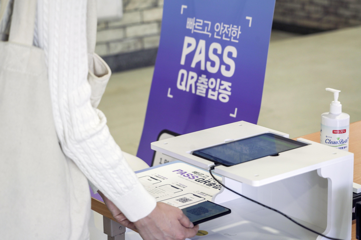 ▲통신3사가 본인 인증 앱 패스(PASS)의 QR출입증 서비스 ‘QR X COOV’를 통해 7월 12일부터 전자예방접종증명의 확인이 가능하다고 8일 밝혔다. (사진제공=이동통신 3사)