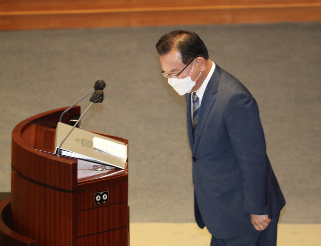 ▲김부겸 국무총리가 8일 국회 본회의에서 33조원 규모의 2차 추가경정예산(추경)안 관련 시정연설에 앞서 인사하고 있다. (연합뉴스)