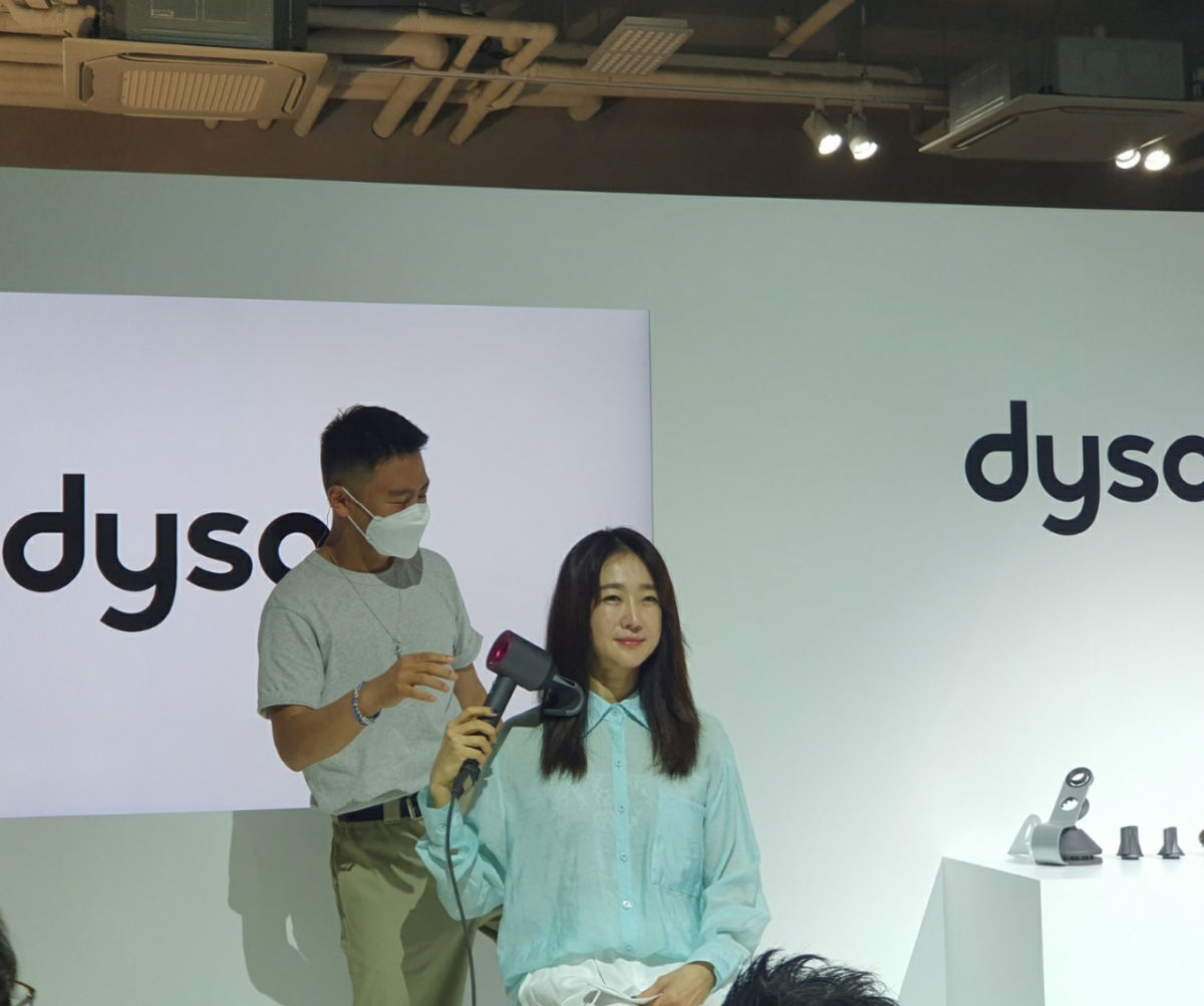 ▲플라이어웨이 노즐이 포함된 다이슨 슈퍼소닉 헤어드라이어로 잔머리를 가라앉히는 과정을 시연하는 모습. (노우리 기자 @we1228)