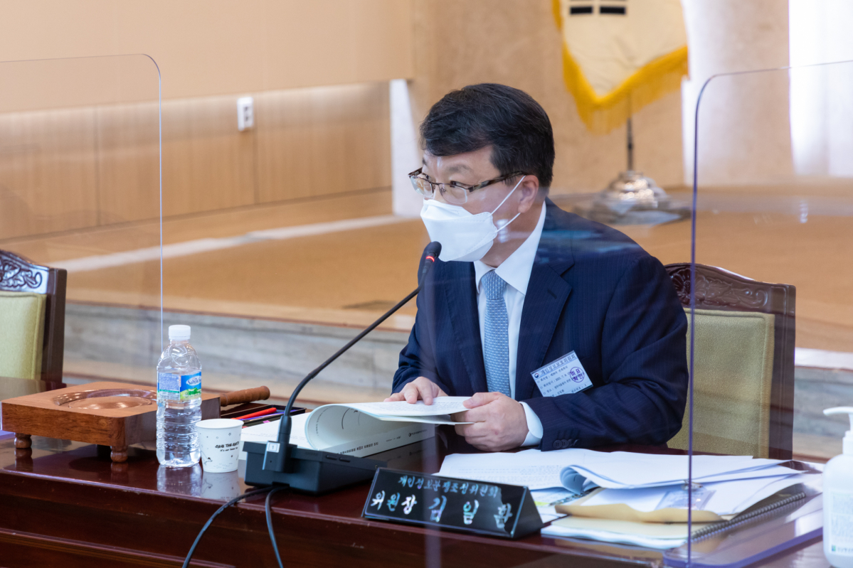 ▲김일환 개인정보 분쟁조정위원회 위원장과 참석 위원들이 7월 8일 서울 종로구 정부청사 19층 대회의실에서 개최된 개인정보 분쟁조정위원회 제39차 전체회의를 진행하고 있다.  (사진제공=개인정보보호위원회)