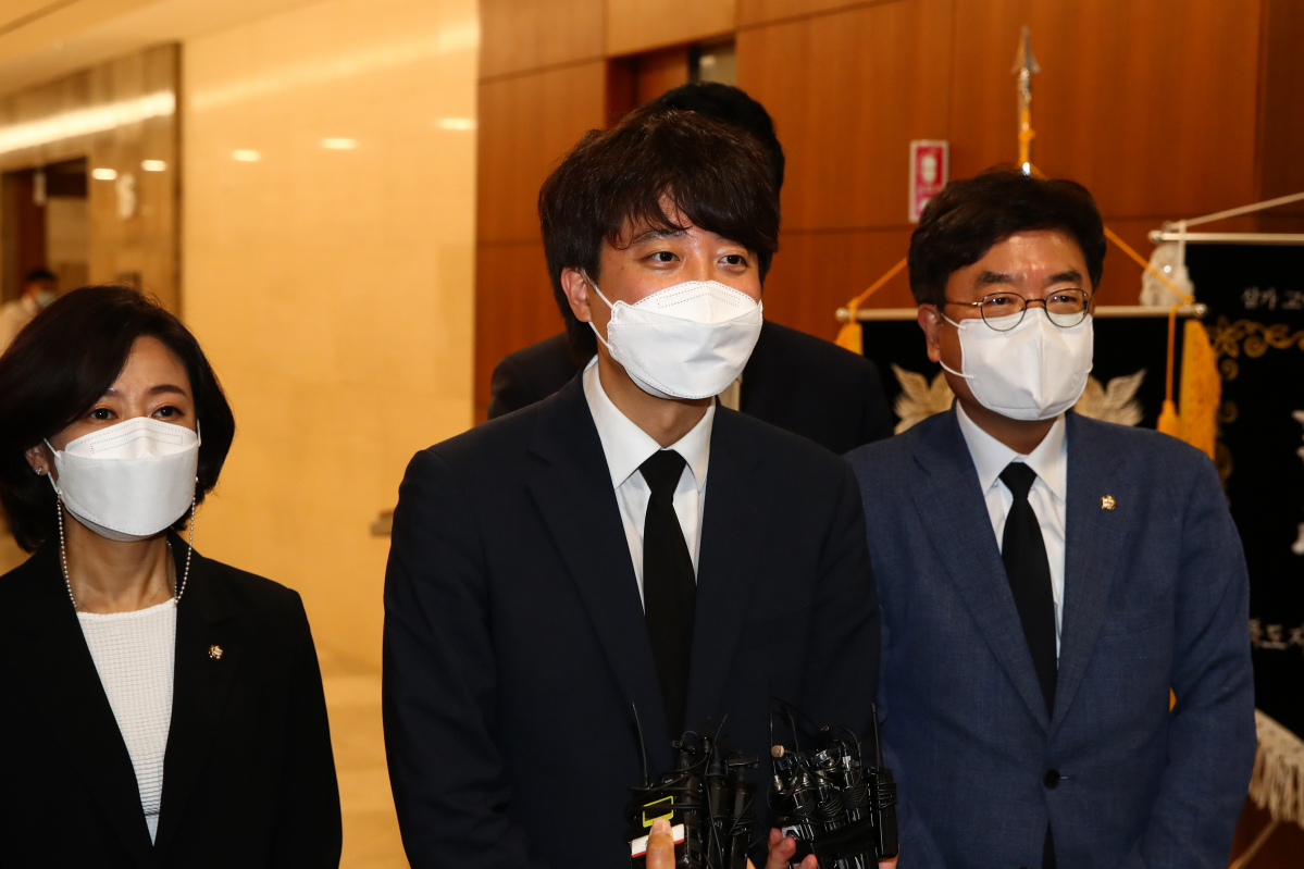 ▲국민의힘 이준석 대표가 8일 서울 서대문구 연세대학교 세브란스병원 장례식장에 마련된 최재형 전 감사원장의 부친 최영섭 예비역 해군 대령 빈소에서 조문을 마친 뒤 취재진의 질문에 답변하고 있다. (국회사진기자단)