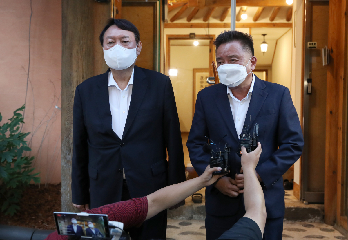 ▲윤석열 전 검찰총장과 김영환 전 미래통합당 의원이 8일 서울 종로구 한 음식점에서 만찬 회동을 마친 후 취재진 질문에 답하고 있다.  (뉴시스)