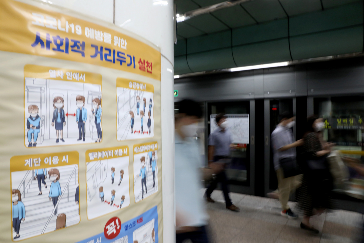 ▲신규 코로나19 확진자가 1275명을 기록하며 역대 최다를 기록한 8일 오전 서울 종로구 광화문역에서 시민들이 출근을 하고 있다. 정부는 지난 7일 코로나19 중대본 회의에서 "수도권 소재 직장은 재택근무를 확대해주고 공공기관은 회식 등 모임을 자제해달라"고 했다. (뉴시스)