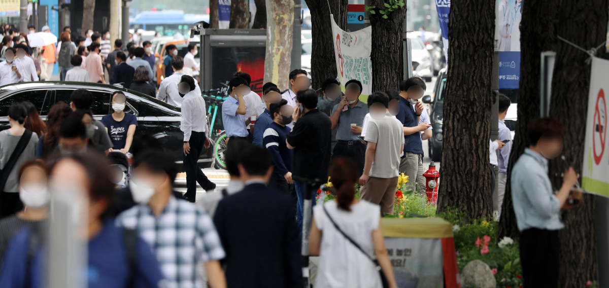 ▲코로나19 확진자가 이틀연속으로 1200명대를 기록하면서 거리두기 4단계 격상이 초읽기에 들어간 8일 오후 서울 종로구 광화문 인근 거리 한켠에서 행인들 사이로 시민들이 흡연을 하고  있다.  (뉴시스)