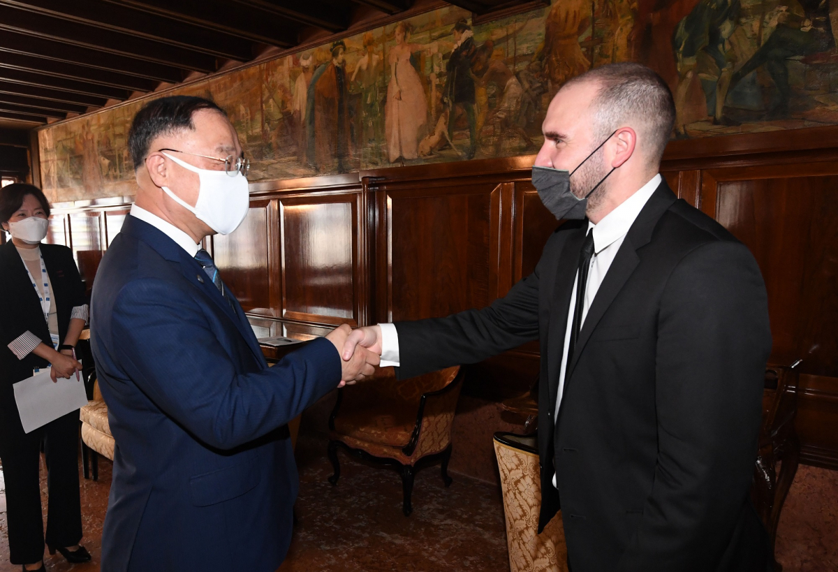 ▲주요 20개국(G20) 재무장관·중앙은행 총재 회의 참석차 이탈리아 베네치아를 방문 중인 홍남기 경제부총리 겸 기획재정부 장관이 8일(현지시간) 마르틴 구스만 아르헨티나 재무장관과 면담에 앞서 인사를 나누고 있다. (사진제공=기획재정부)