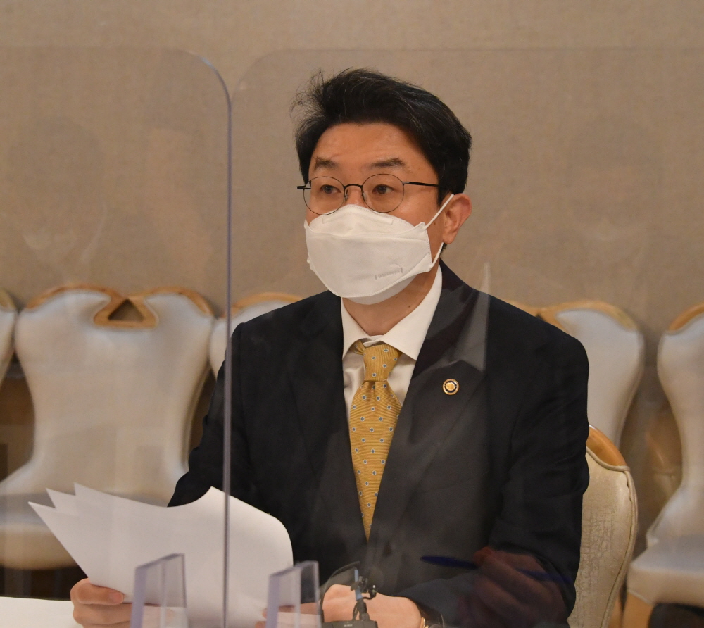 ▲이억원 기획재정부 1차관이 7월 9일 서울 광화문 정부서울청사에서 열린 '제23차 혁신성장 전략점검회의 겸 코로나 정책점검회의'에서 모두발언을 하고 있다. (사진제공=기획재정부)