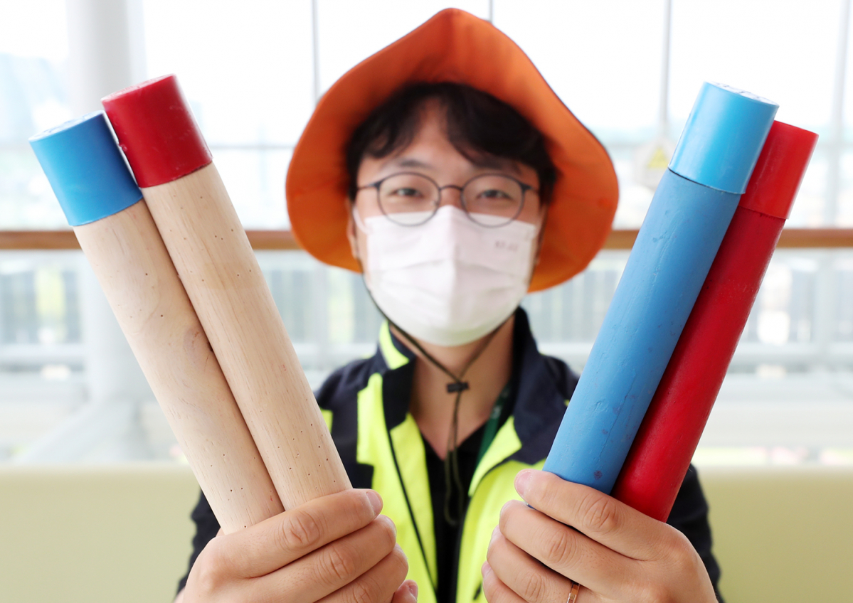 ▲LX공사는 이전 경계점 표지(오른쪽)를 친환경 경계점 표지로 변경해 연간 80톤의 플라스틱에서 배출되는 탄소가 저감될 것으로 내다봤다. (사진제공=한국국토정보공사(LX))