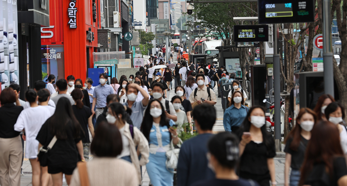 ▲코로나19 확진자가 다시 급증함에 따라 오는 12일부터 수도권의 사회적 거리두기 4단계 조치가 시행되는 가운데 9일 서울 강남역 인근에서 시민들이 걸어가고 있다. (연합뉴스)