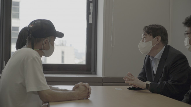 ▲윤석열 전 검찰총장은 10일 서울 광화문 캠프 사무실에서 지난해 9월 서해상에서 북한군에 피살된 해양수산부 공무원 이모 씨의 유족을 만나 위로했다. (연합뉴스)