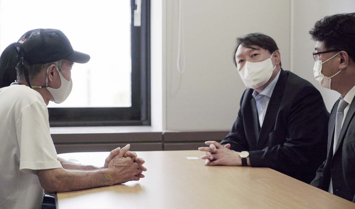 ▲윤석열 전 검찰총장이 10일 서울 광화문 캠프 사무실에서  서해상에서 북한군에 사살된 해양수산부 공무원 이모씨의 부인과 형 이래진씨 등 유가족을 면담하고 있다. (제공=윤석열 캠프)