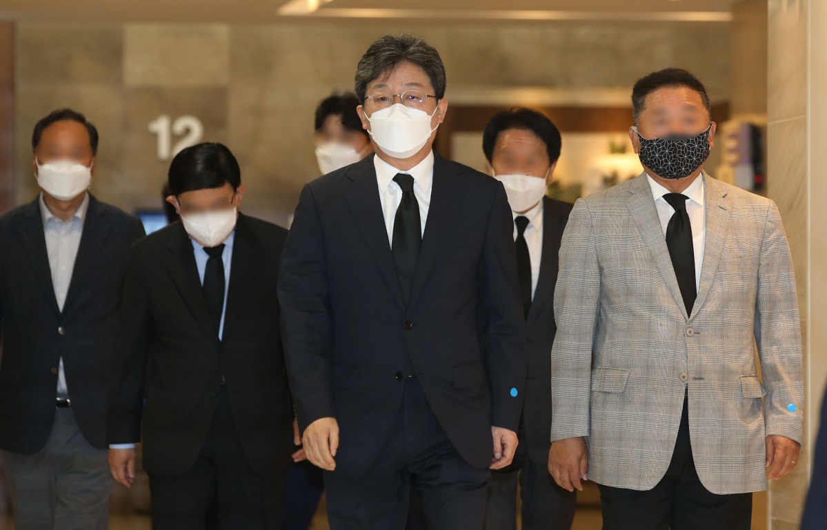 ▲유승민 전 국민의힘 의원이 9일 서울 서대문구 신촌세브란스병원 장례식장을 찾아 최재형 전 감사원장의 부친 빈소에 들어서고 있다. (국회사진취재단)