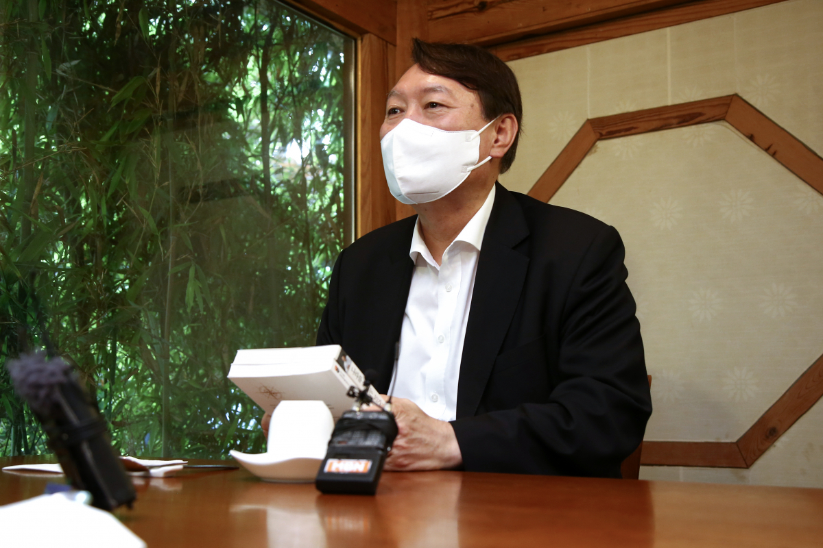 ▲윤석열 전 검찰총장이 8일 서울 종로구 한 음식점에서 김영환 전 의원과 만찬 회동을 하고 있다. (국회사진취재단)