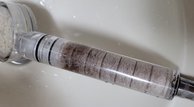 ▲강원도 춘천시 일부 지역에서 사흘 째 수돗물 공급이 차질을 빚은 가운데, 한 시민이 촬영한 녹물 나온 수돗물로 검게 변한 샤워기 필터. (연합뉴스)