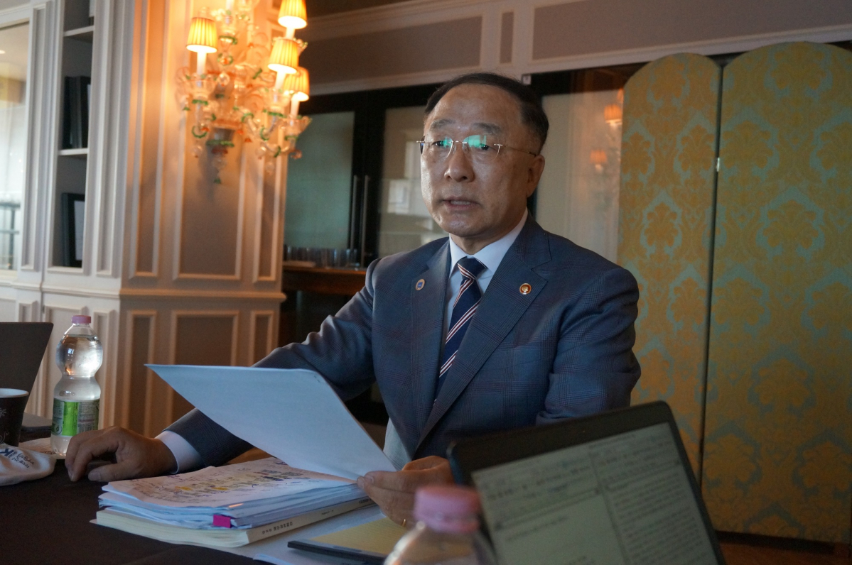 ▲홍남기 경제부총리 겸 기획재정부 장관이 10일(현지시간) 이탈리아 베네치아에서 열린 주요 20개국(G20) 재무장관·중앙은행장 회의에 참석 후 현지 동행기자단과 간담회에서 질문에 답변하고 있다. (공동취재사진)