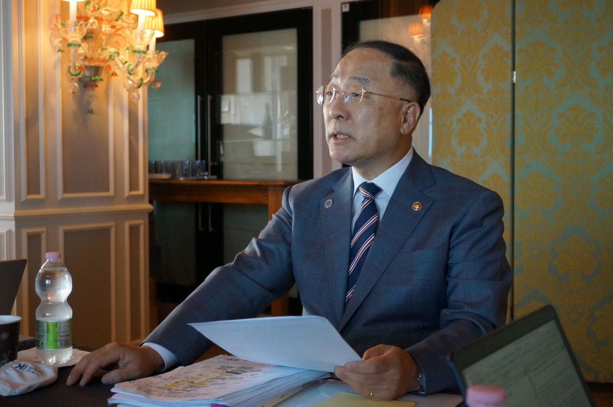 ▲홍남기 경제부총리 겸 기획재정부 장관이 10일(현지시간) 이탈리아 베네치아에서 열린 주요 20개국(G20) 재무장관·중앙은행장 회의에 참석 후 현지 동행기자단과 간담회에서 질문에 답변하고 있다. (공동취재사진)