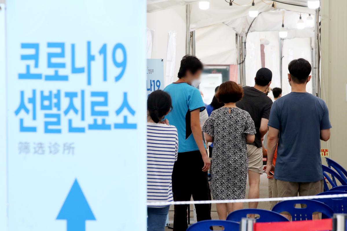 ▲수도권 사회적 거리두기 4단계 격상을 하루 앞둔 11일 오후 서울 영등포구 보건소 선별진료소를 찾은 시민들이 대기하고 있다. (사진=뉴시스)