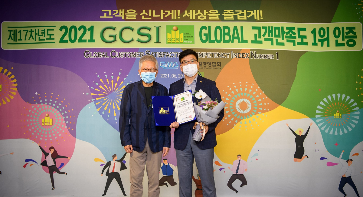 ▲2021년 글로벌고객만족도(GCSI) 1위 기업에 대한 인증식이 지난달 29일 서울 63컨벤션센터에서 개최됐다. 왼쪽부터 배순훈 글로벌경영협회장, 이일희 넥센타이어 글로벌품질BS 고객만족팀장.  (사진제공=넥센타이어)
