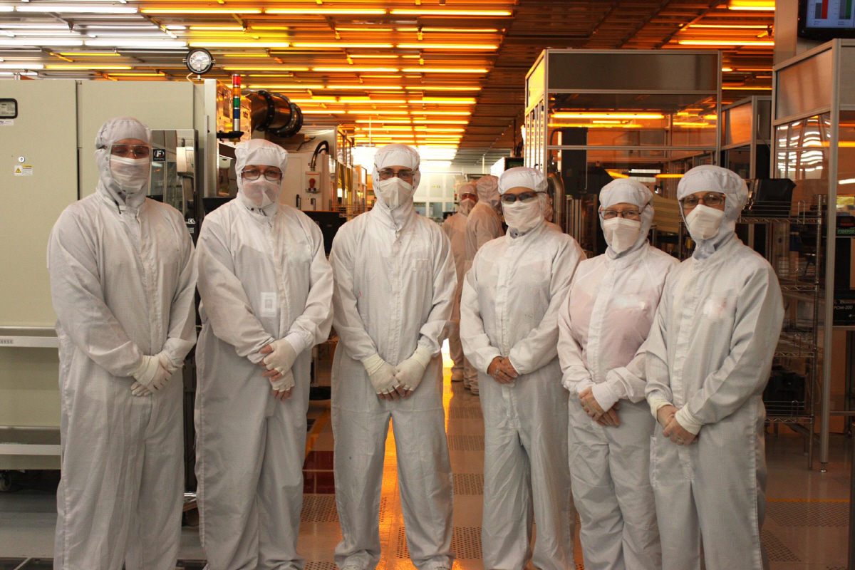 ▲네덜란드 넥스페리아가 인수하기로 한 영국 반도체 업체 뉴포트웨이퍼팹(NWF) 직원들. 출처 NWF 페이스북