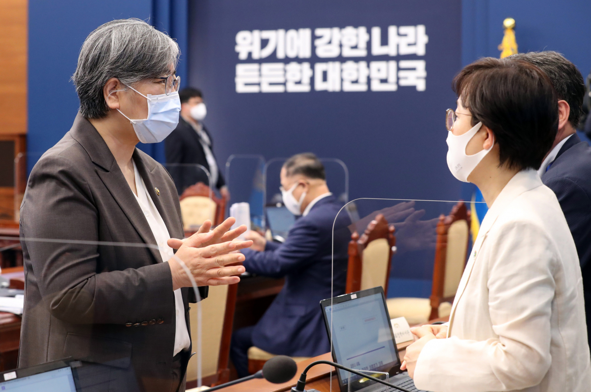 ▲정은경 질병관리청장(왼쪽)이 7일 청와대에서 열린 제3차 코로나19 대응 특별방역점검회의에 참석해 기모란 방역기획관과 이야기를 나누고 있다. (뉴시스)