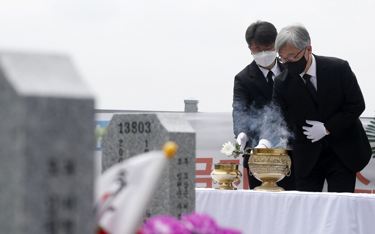 ▲최재형 전 감사원장이 12일 오전 대전 유성구 국립대전현충원 제2연평해전·연평도 포격 전사자 묘역을 찾아 헌화하고 있다. (연합뉴스)