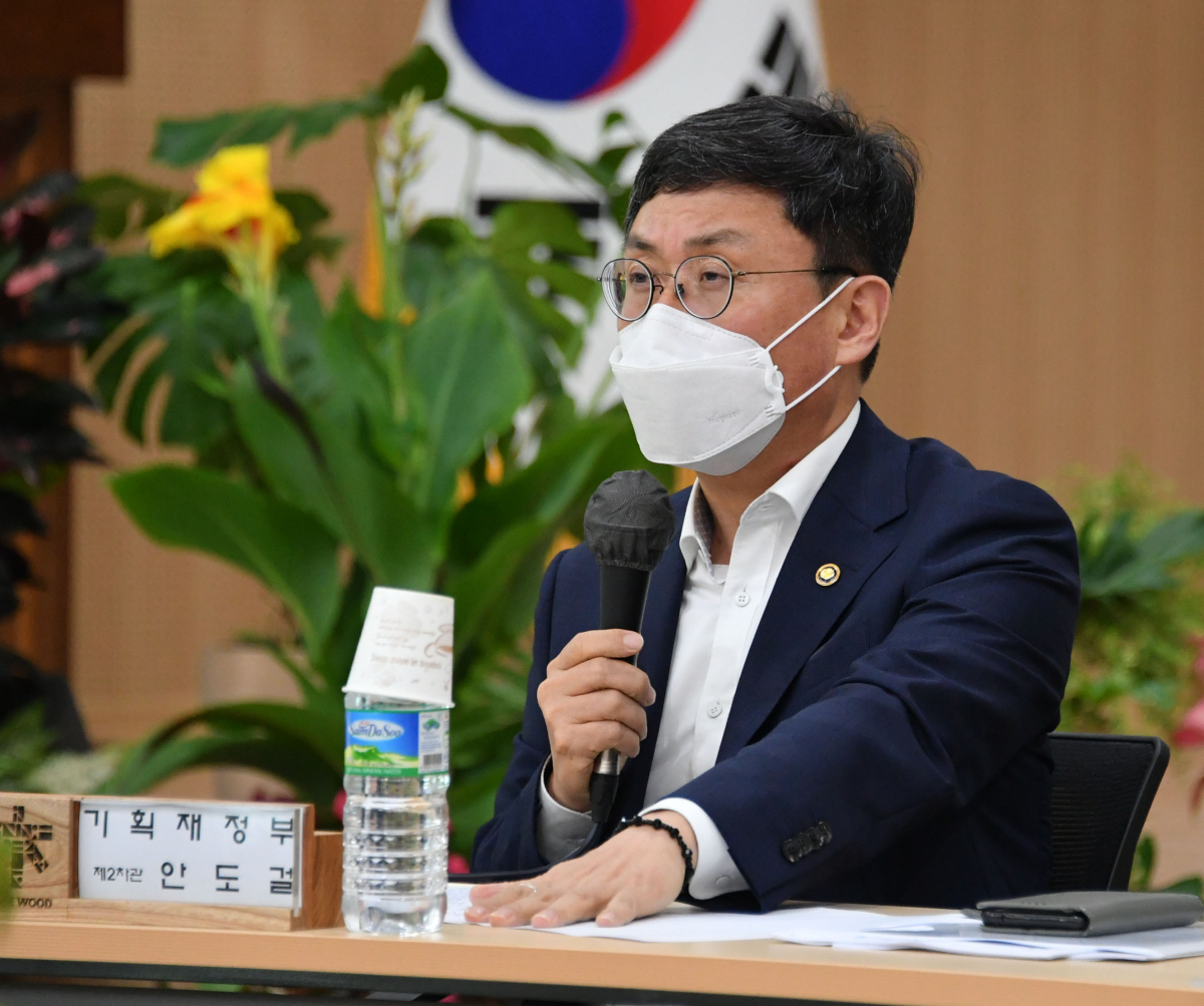 ▲안도걸 기획재정부 차관이 7월 12일 국립세종수목원에서 열린 '농림,해양,산림 분야 예산협의회'에서 모두발언을 하고 있다. (사진제공=기획재정부)