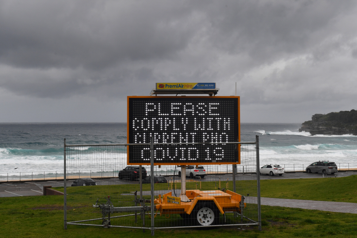 ▲10일(현지시간) 호주 뉴사우스웨일스 시드니 본디 비치에서 신종 코로나바이러스 감염증(코로나19) 경고 표지판이 보인다. 시드니/EPA연합뉴스