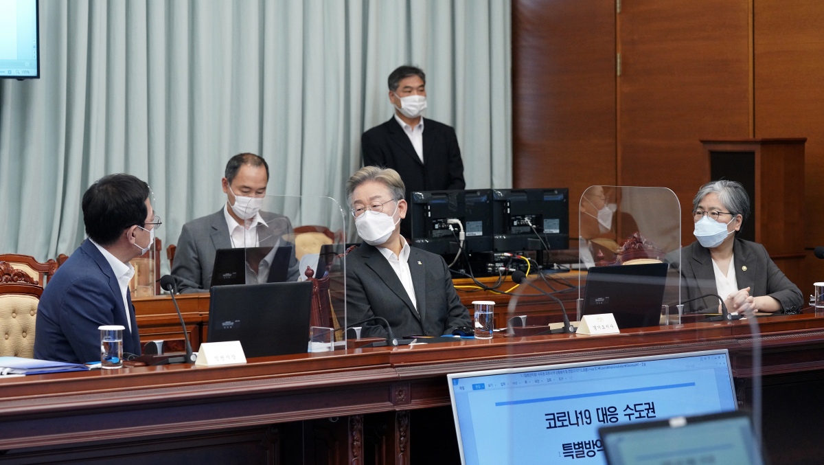 ▲이재명 경기도지사(가운데)가 12일 오후 청와대에서 열린 수도권 특별방역점검회의에 참석, 박남춘 인천시장(왼쪽)과 대화하고 있다. 오른쪽은 정은경 질병관리청장. (제공=청와대)