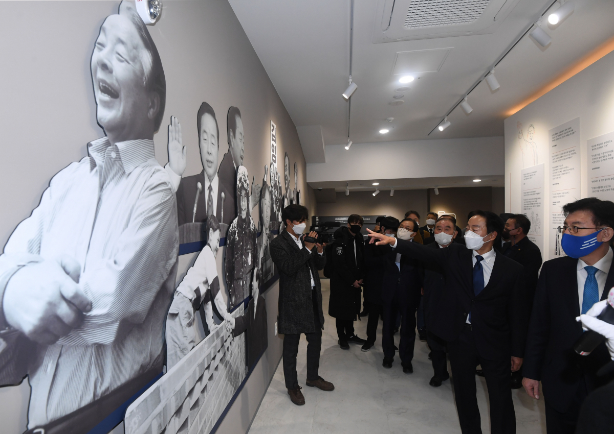 ▲김현철 김영삼민주센터 상임이사, 김덕룡 김영삼민주센터 이사장 등 참석자들이 지난해 11월 20일 오후 서울 동작구 상도동에서 열린 故 김영삼 전 대통령 기념 구립 김영삼도서관 개관식에서 도서관을 둘러보고 있다. (국회사진취재단)