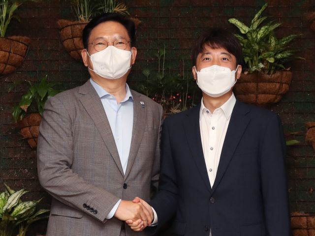 ▲더불어민주당 송영길 대표(왼쪽)와 국민의힘 이준석 대표가 12일 서울 여의도의 한 식당에서 열린 만찬 회동에서 악수하고 있다.  (연합뉴스)